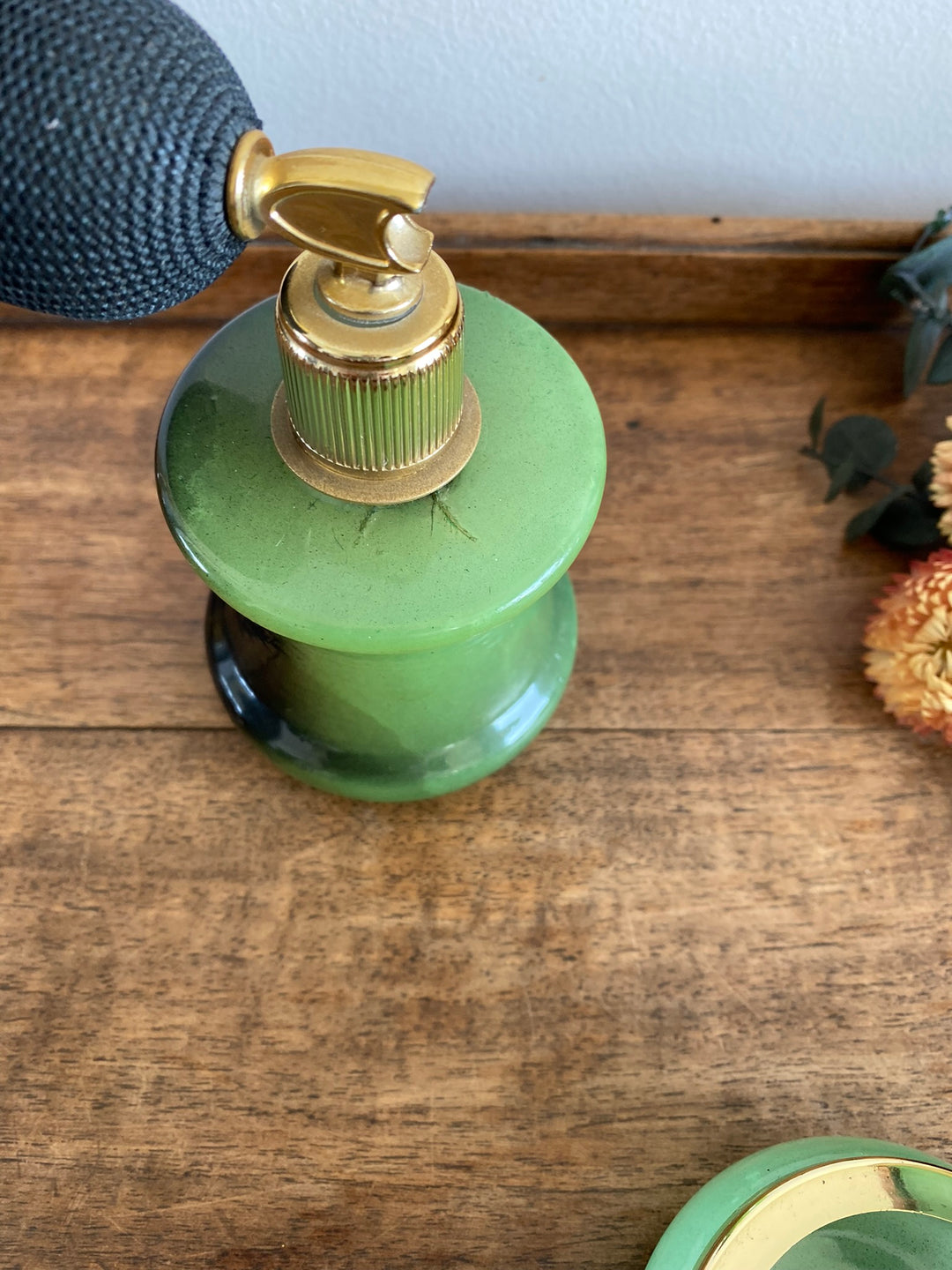 Eléments de toilette en opaline et verre colorés