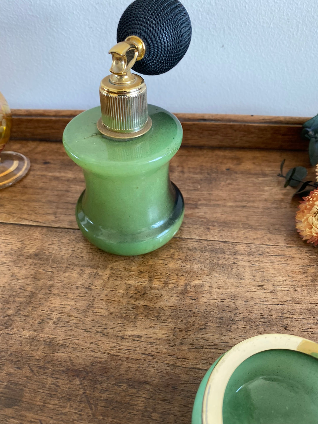 Eléments de toilette en opaline et verre colorés
