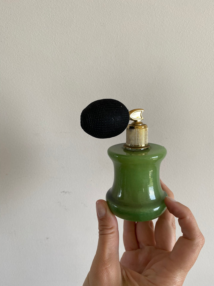 Eléments de toilette en opaline et verre colorés