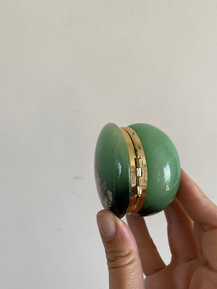 Eléments de toilette en opaline et verre colorés