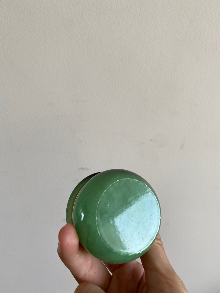 Eléments de toilette en opaline et verre colorés