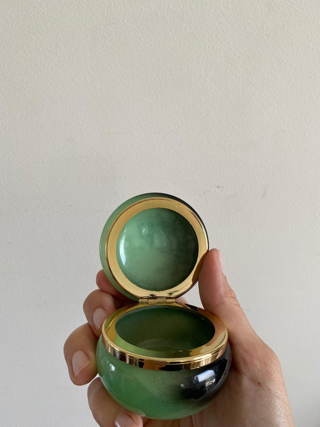 Eléments de toilette en opaline et verre colorés
