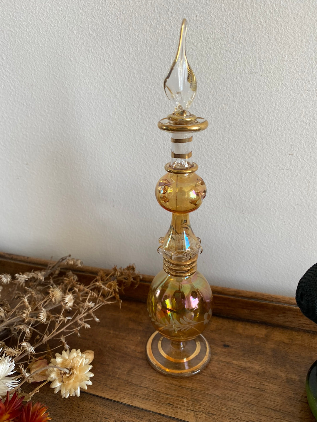 Eléments de toilette en opaline et verre colorés