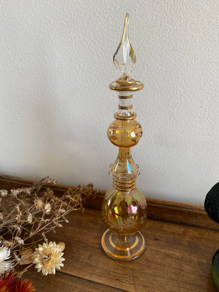 Eléments de toilette en opaline et verre colorés