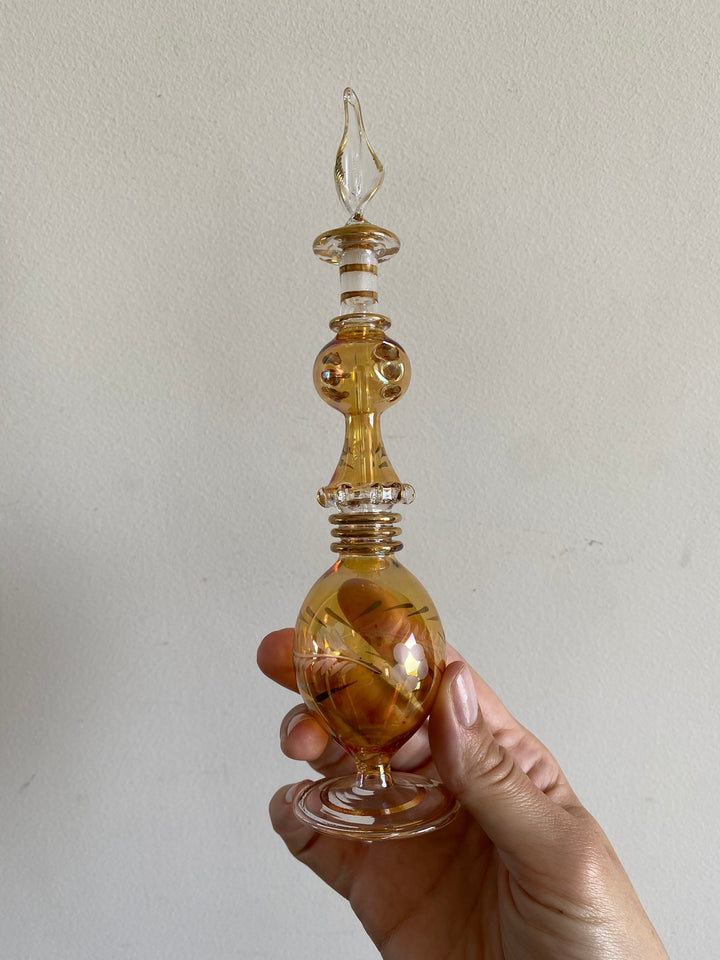Eléments de toilette en opaline et verre colorés