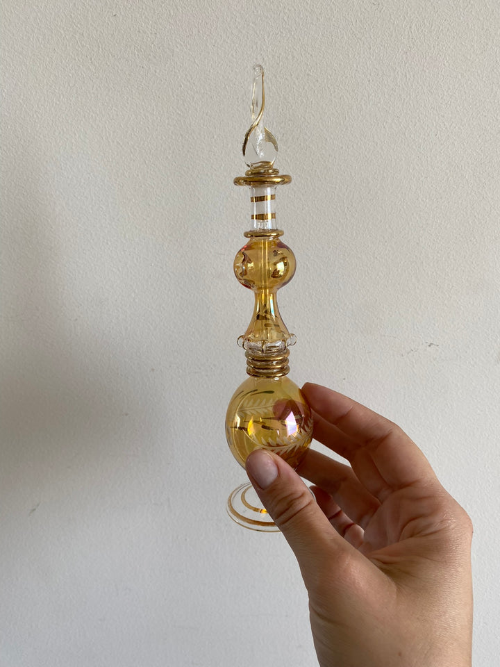 Eléments de toilette en opaline et verre colorés