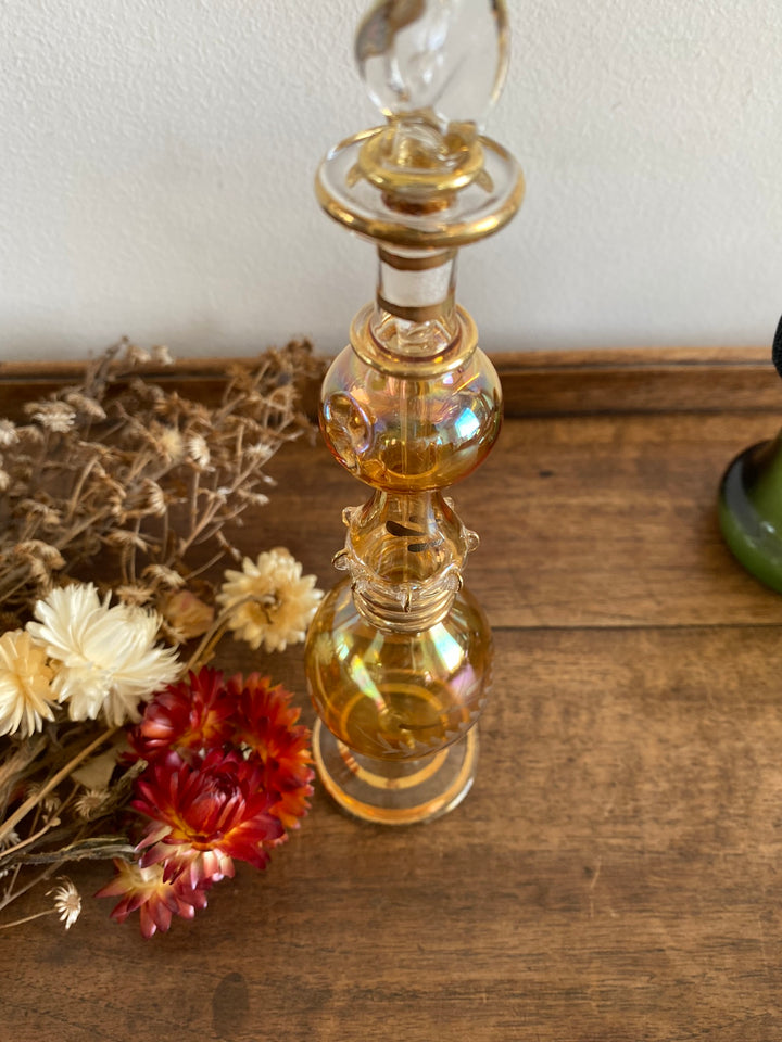 Eléments de toilette en opaline et verre colorés
