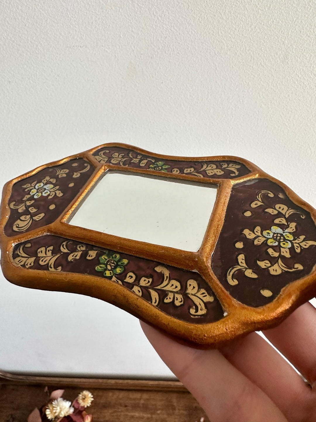 Miroir péruvien émaillé or et marron glacé