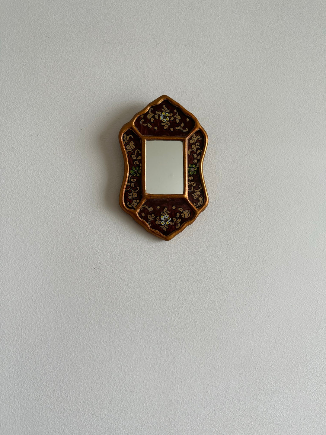 Miroir péruvien émaillé or et marron glacé