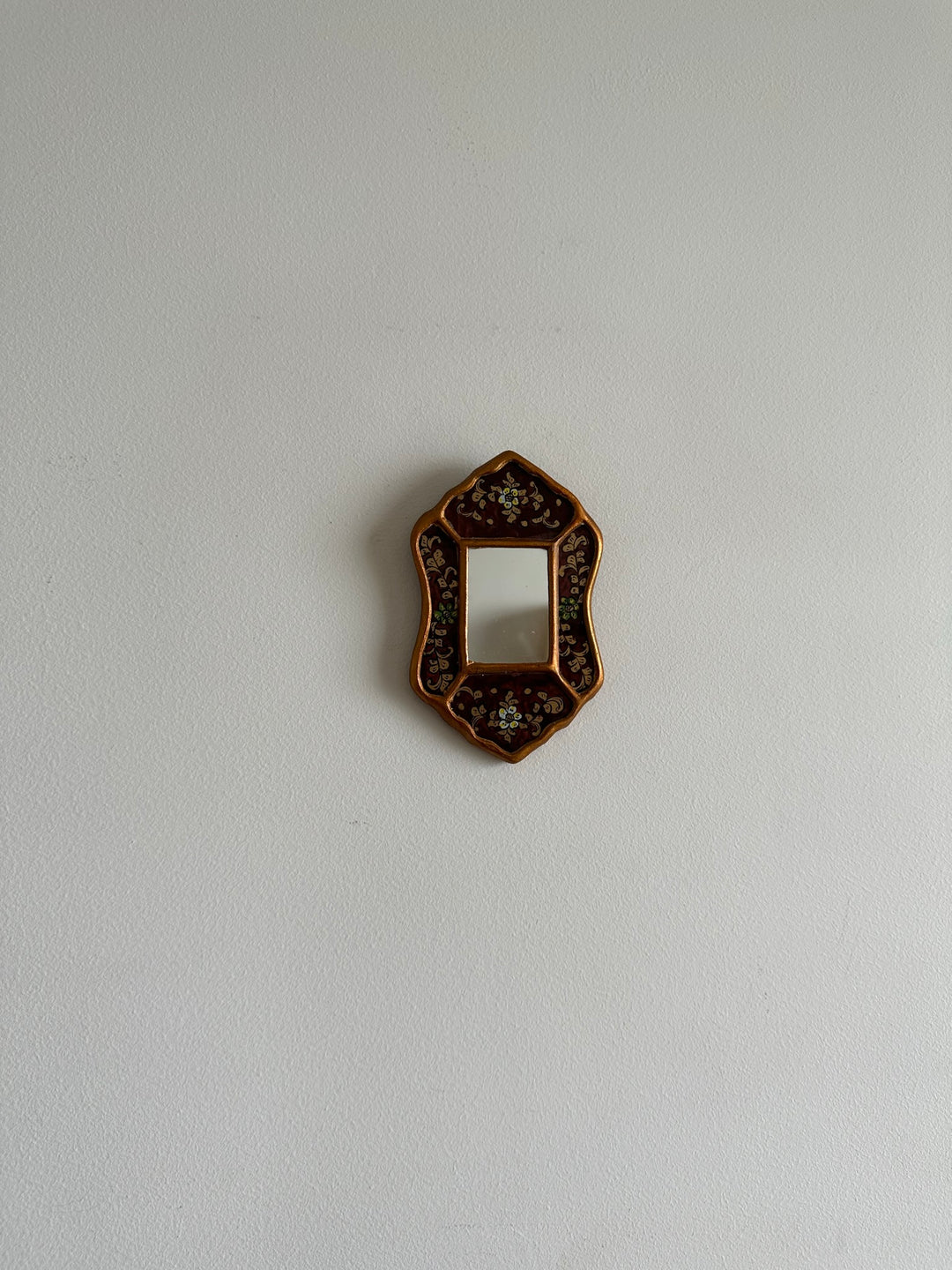 Miroir péruvien émaillé or et marron glacé