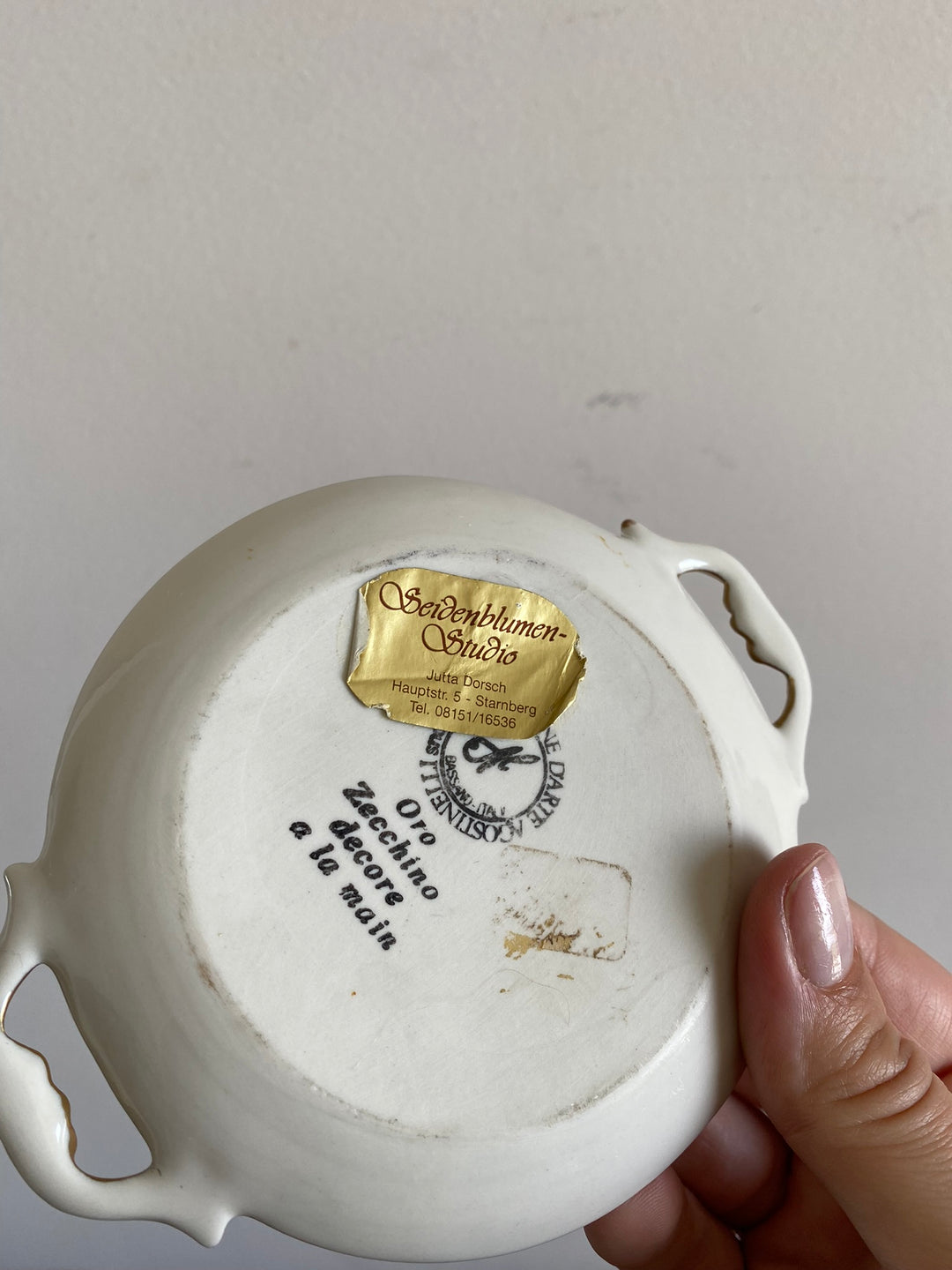 Coupelle en porcelaine rouge anse dorée
