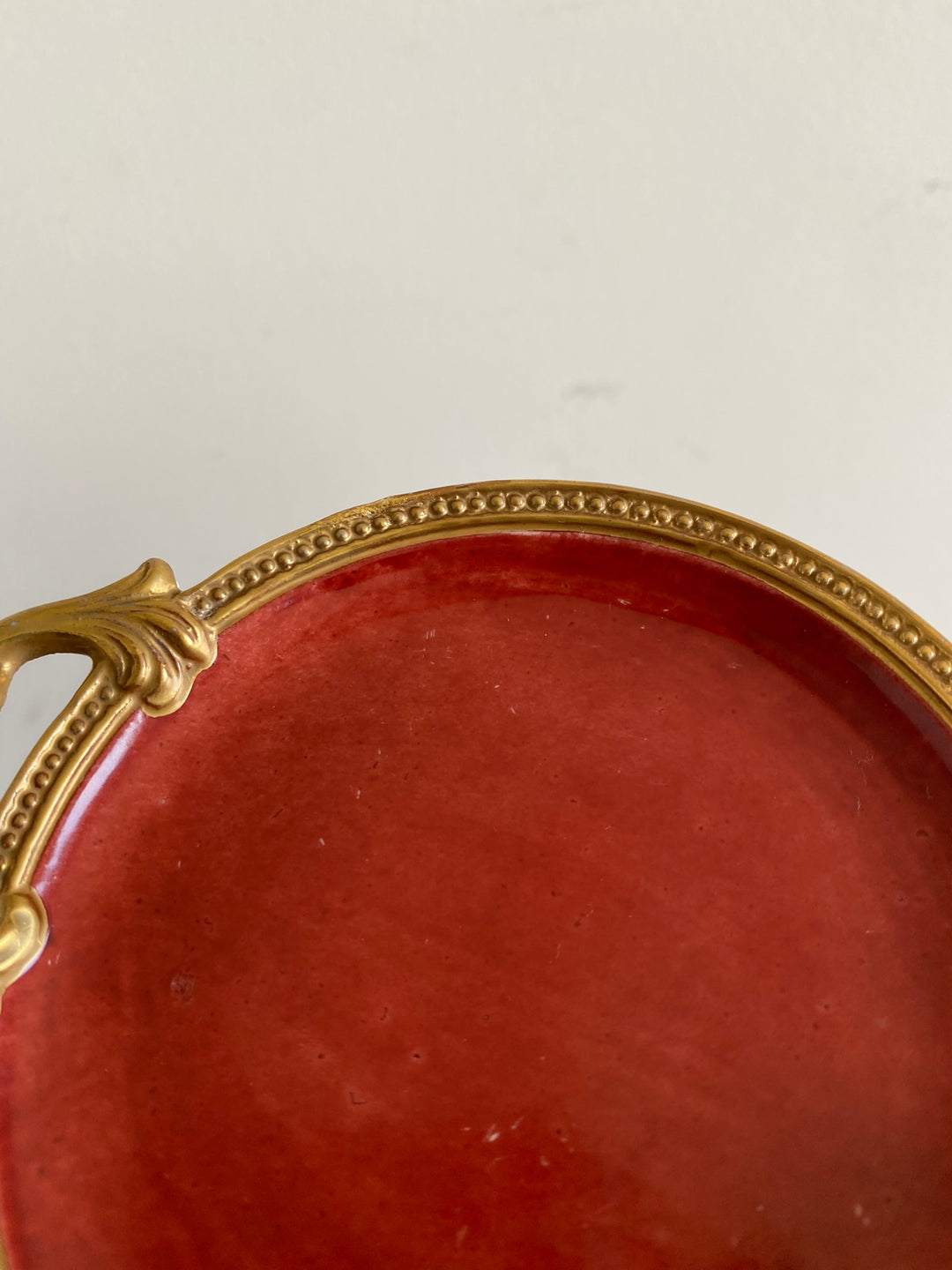 Coupelle en porcelaine rouge anse dorée