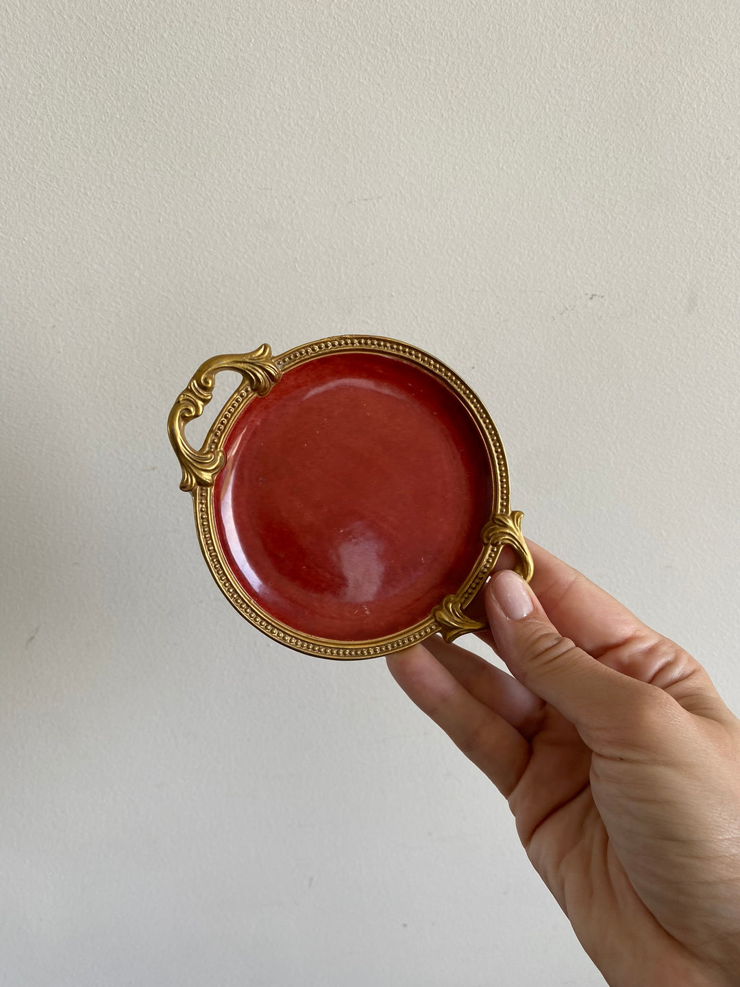 Coupelle en porcelaine rouge anse dorée