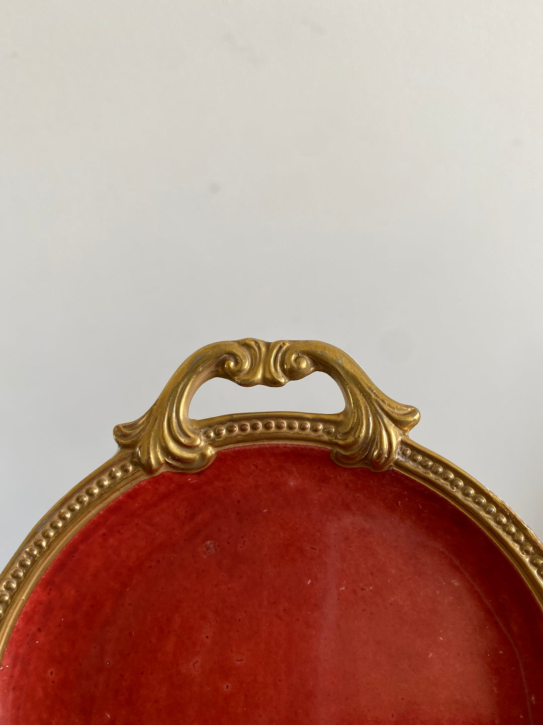 Coupelle en porcelaine rouge anse dorée