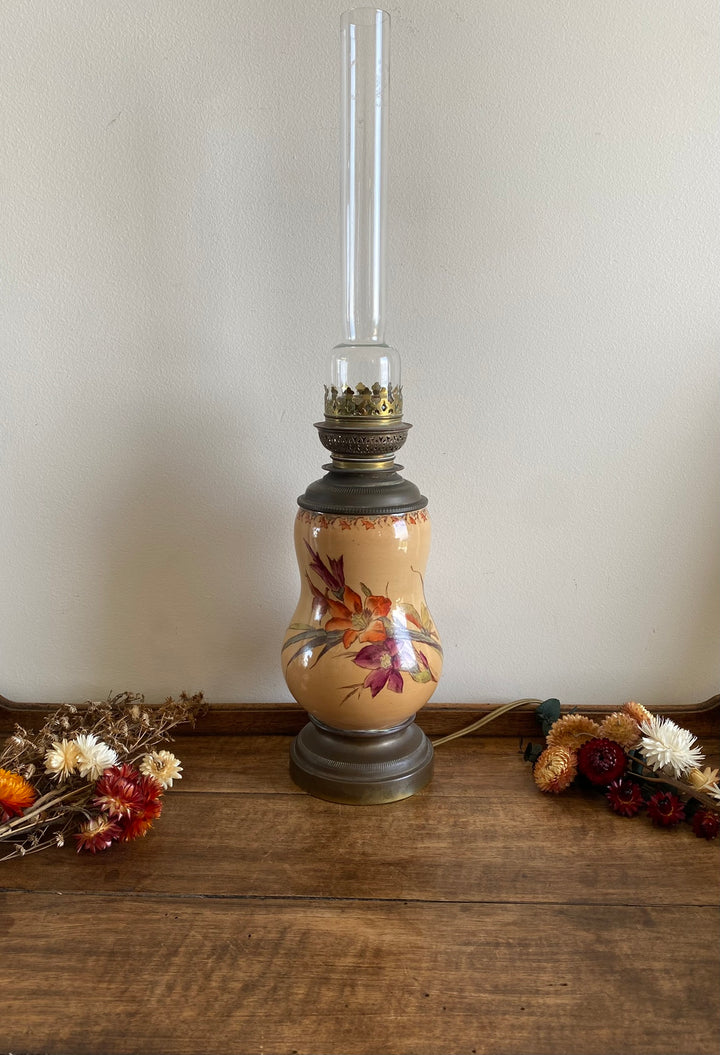 Lampe à pétrole en porcelaine ancienne électrifiée