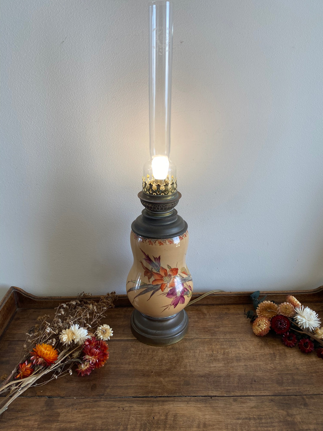 Lampe à pétrole en porcelaine ancienne électrifiée