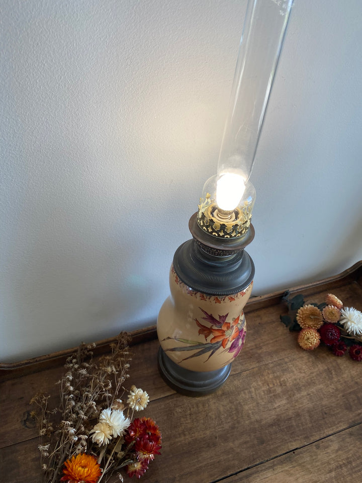 Lampe à pétrole en porcelaine ancienne électrifiée