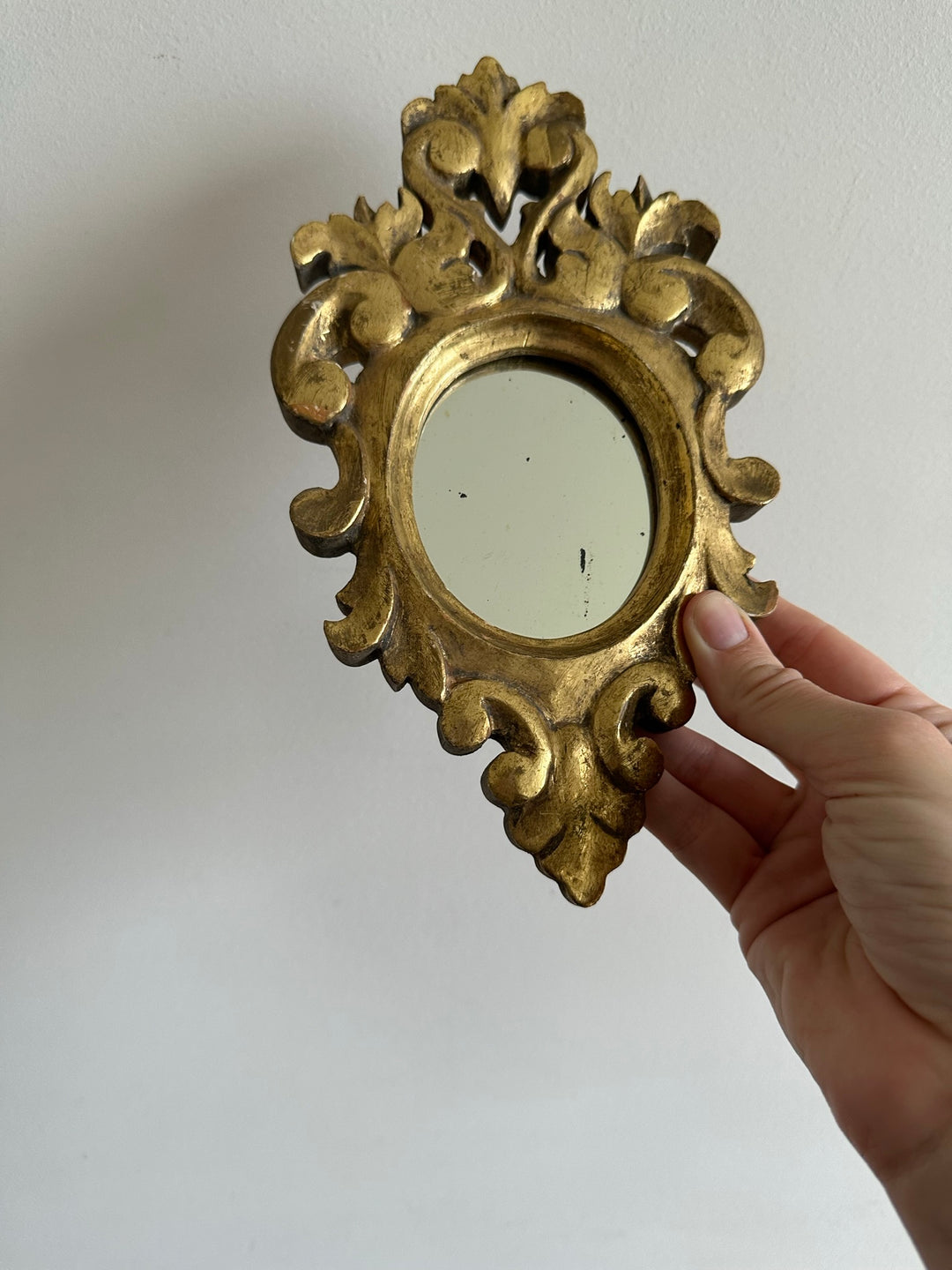 Miroir rococo en bois doré à la feuille d’or taille S