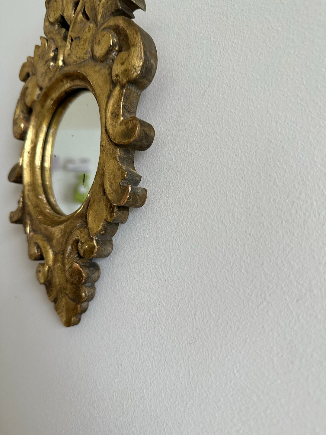 Miroir rococo en bois doré à la feuille d’or taille S