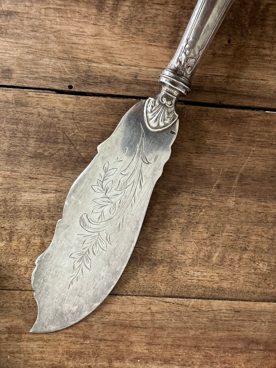 Couteau de service en métal argenté