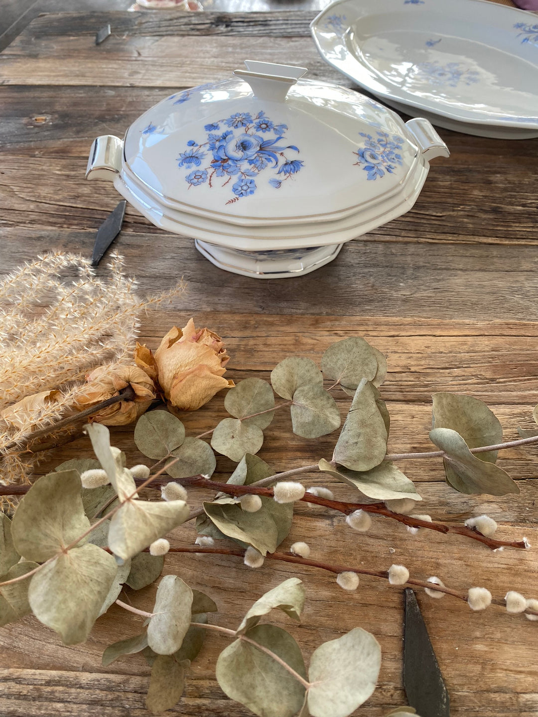 Plats de service Mavaleix et Granger Limoges motifs fleurs bleues
