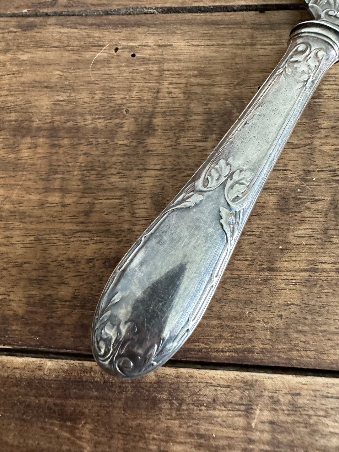 Couteau de service en métal argenté