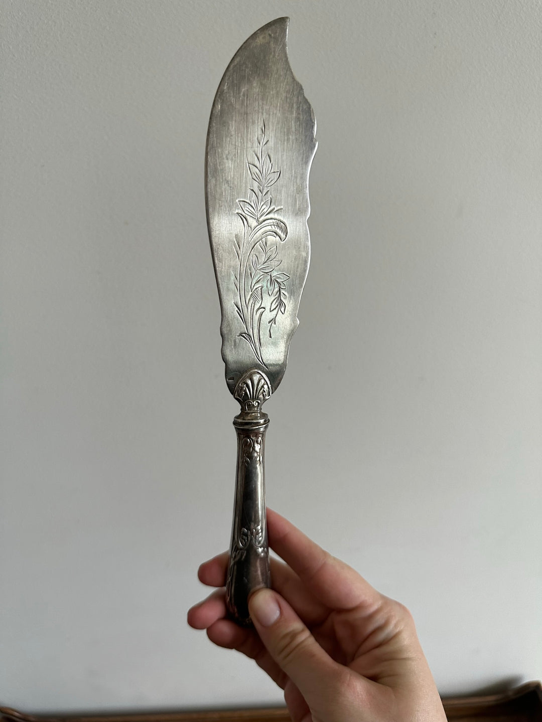 Couteau de service en métal argenté