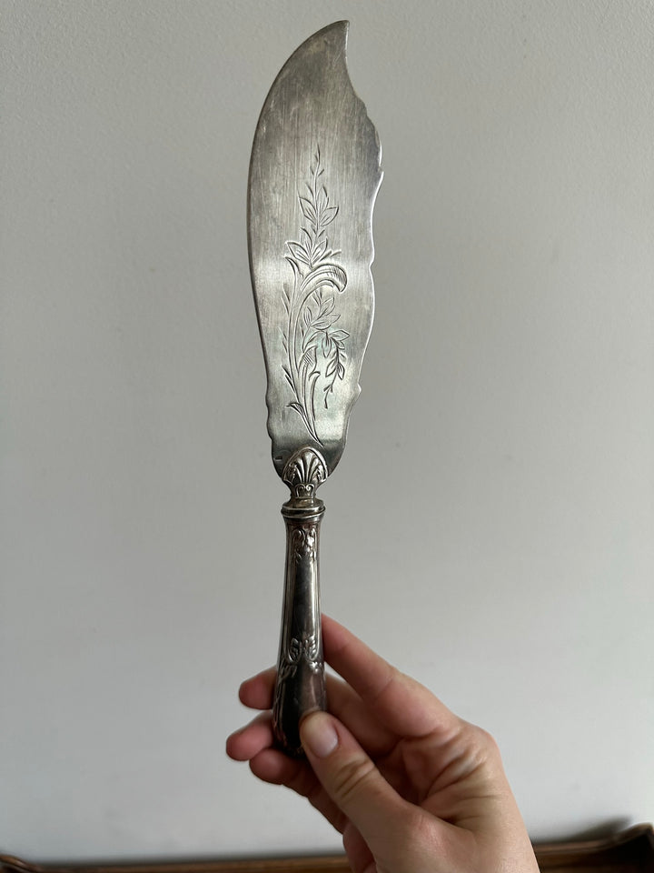 Couteau de service en métal argenté
