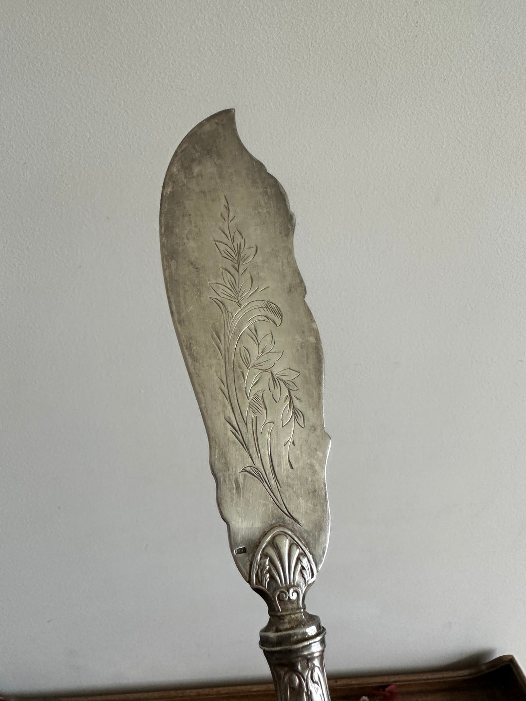 Couteau de service en métal argenté