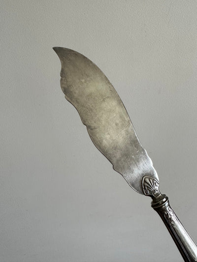 Couteau de service en métal argenté