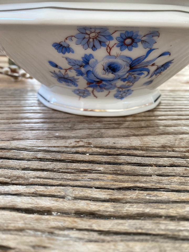 Plats de service Mavaleix et Granger Limoges motifs fleurs bleues