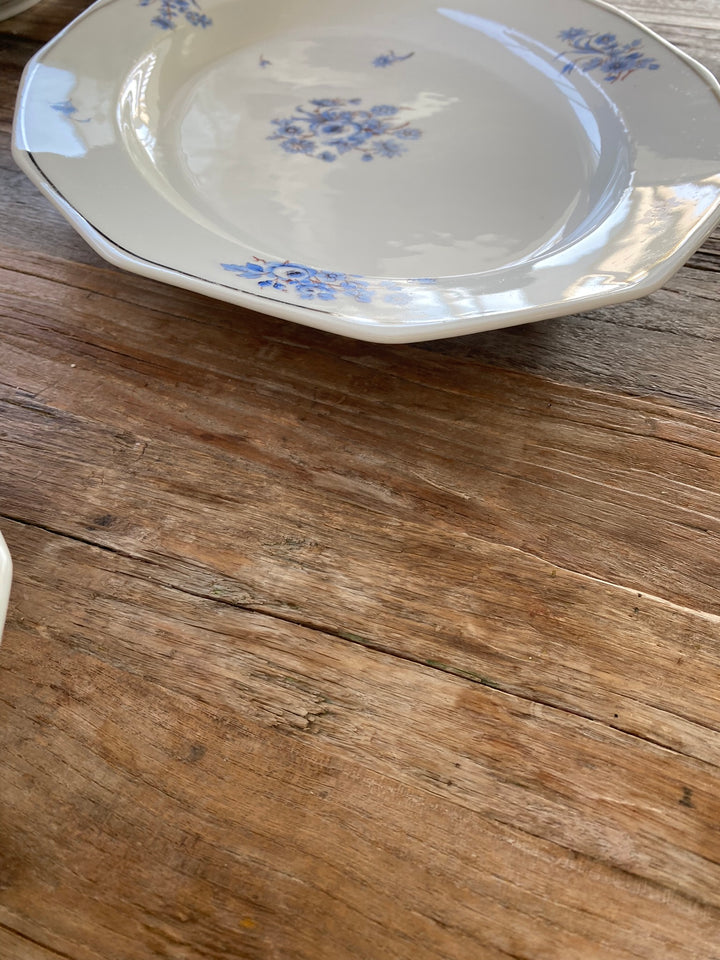 Plats de service Mavaleix et Granger Limoges motifs fleurs bleues