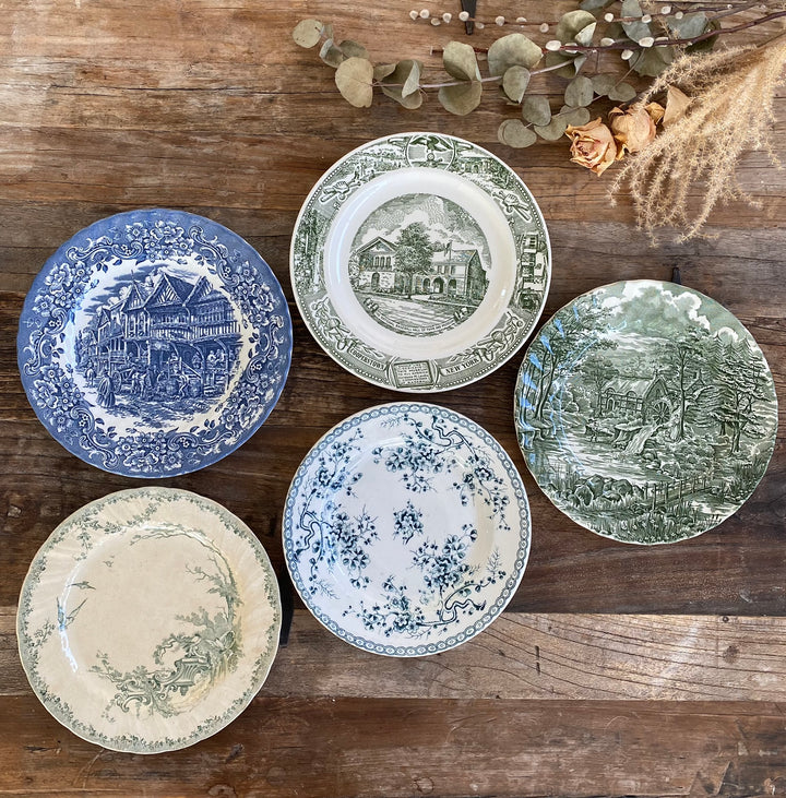 Assiettes vintages dépareillées tons verts blancs et bleus