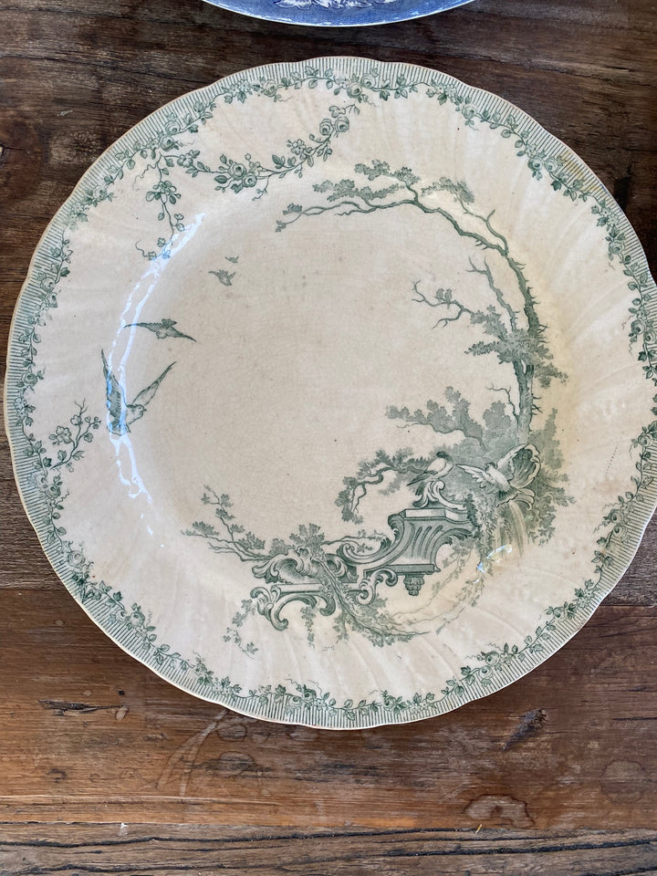Assiettes vintages dépareillées tons verts blancs et bleus