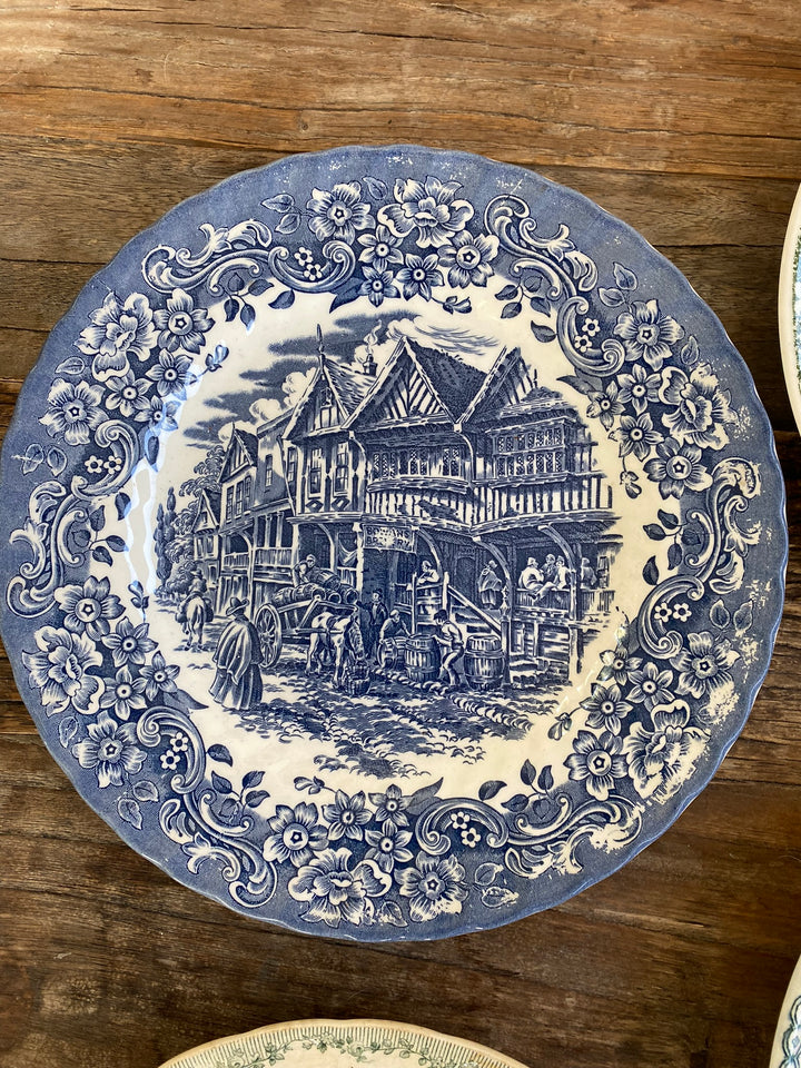 Assiettes vintages dépareillées tons verts blancs et bleus