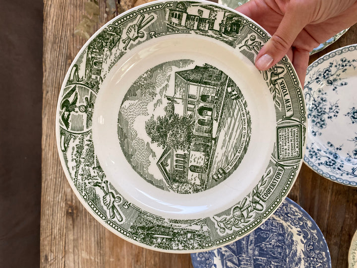 Assiettes vintages dépareillées tons verts blancs et bleus