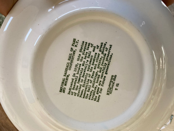 Assiettes vintages dépareillées tons verts blancs et bleus
