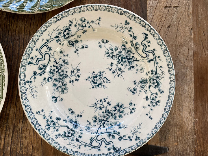Assiettes vintages dépareillées tons verts blancs et bleus