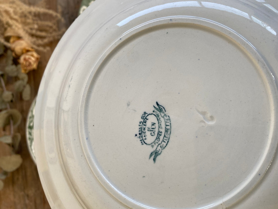 Assiettes vintages dépareillées tons verts blancs et bleus