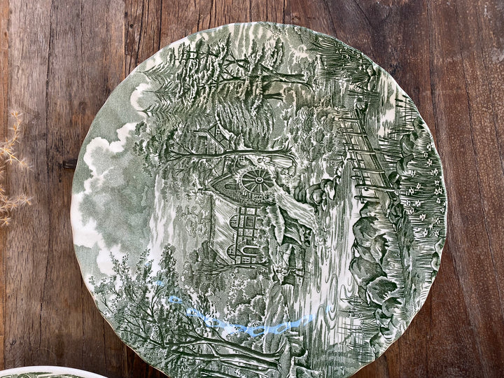 Assiettes vintages dépareillées tons verts blancs et bleus