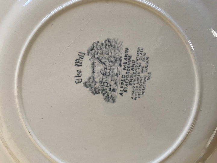 Assiettes vintages dépareillées tons verts blancs et bleus