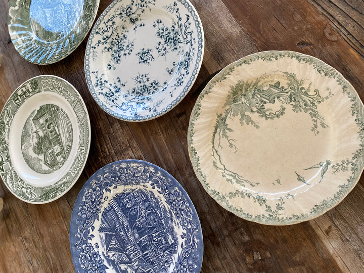 Assiettes vintages dépareillées tons verts blancs et bleus