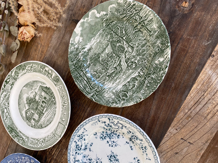 Assiettes vintages dépareillées tons verts blancs et bleus