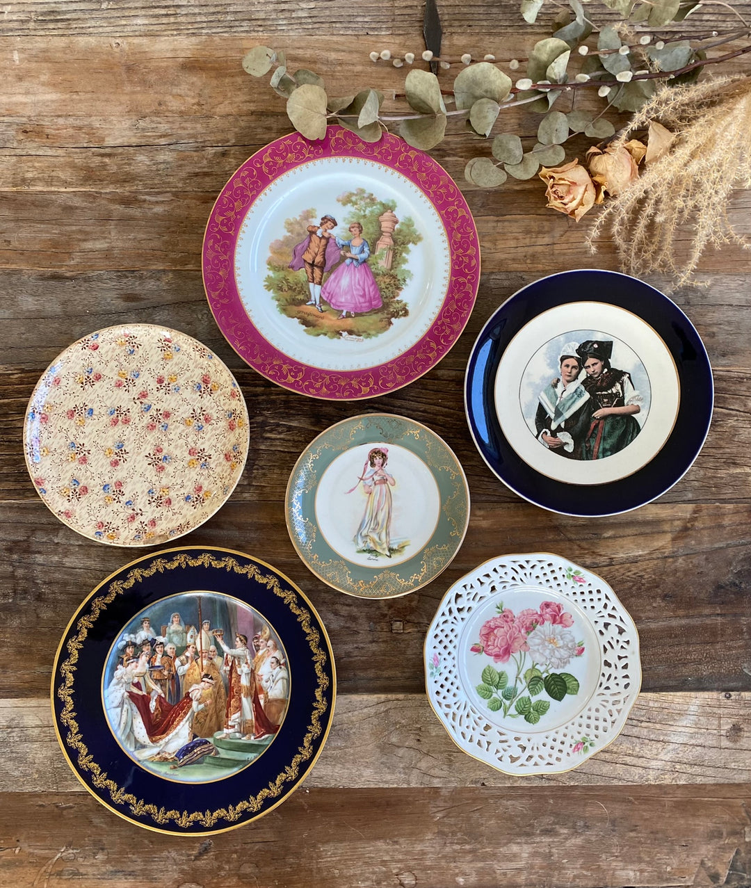 Assiettes vintages dépareillées tons roses et bleus