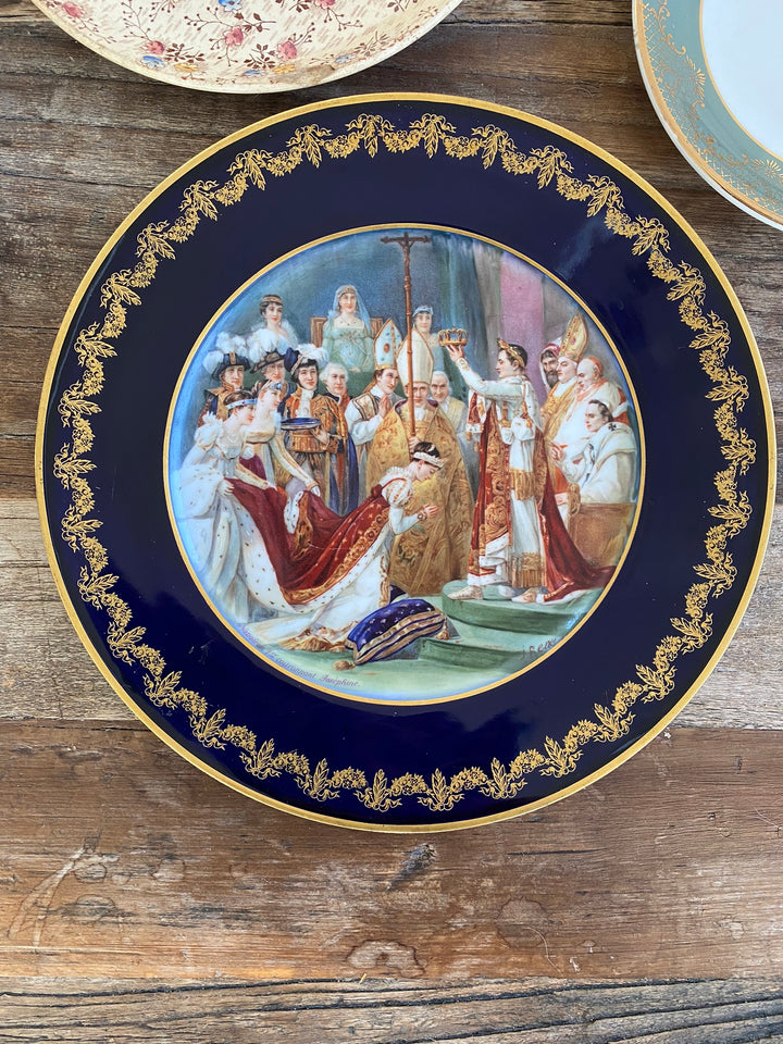 Assiettes vintages dépareillées tons roses et bleus