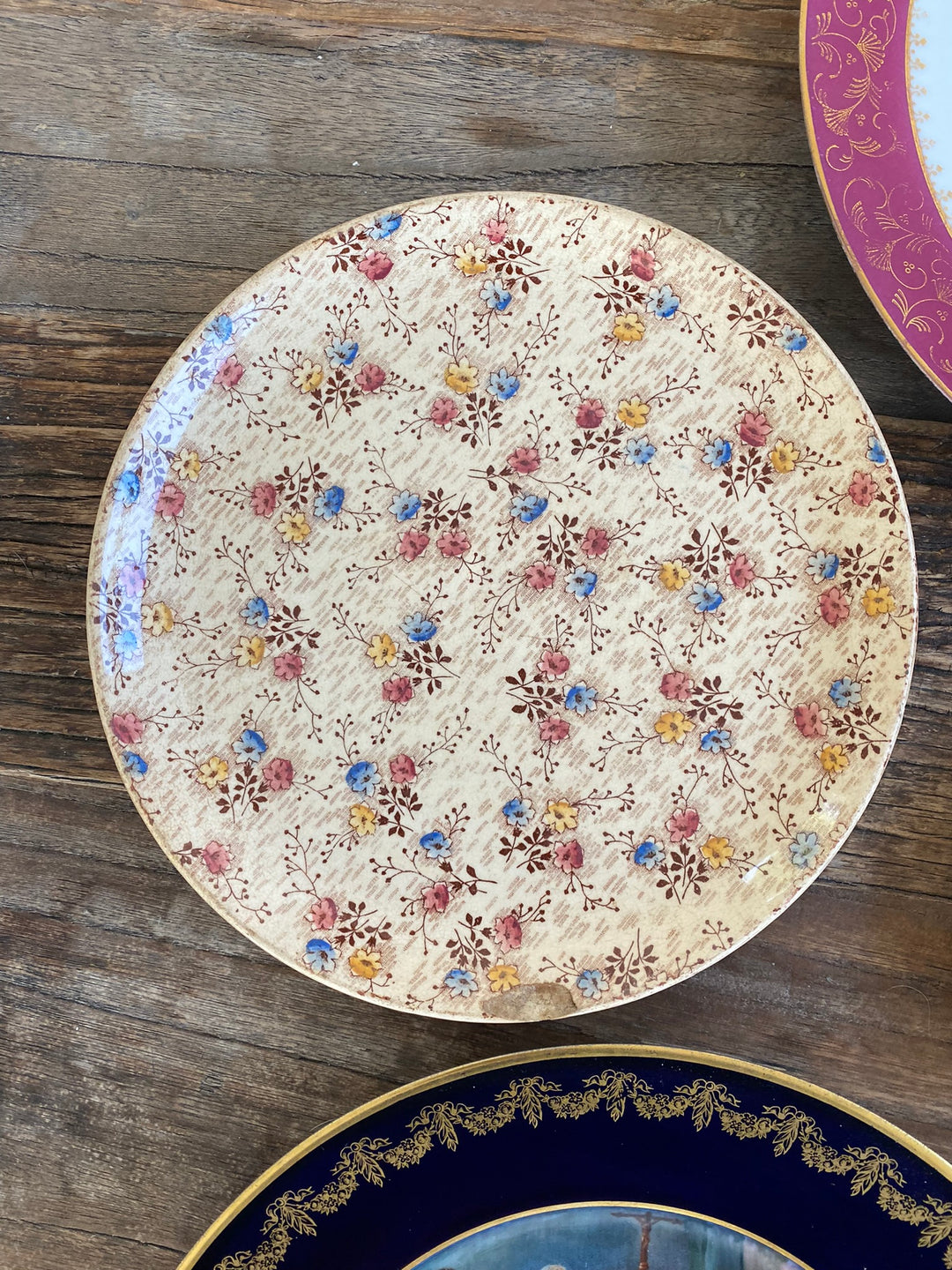 Assiettes vintages dépareillées tons roses et bleus