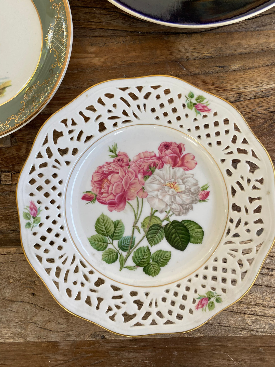 Assiettes vintages dépareillées tons roses et bleus