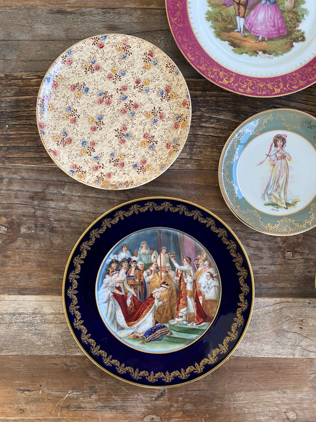 Assiettes vintages dépareillées tons roses et bleus