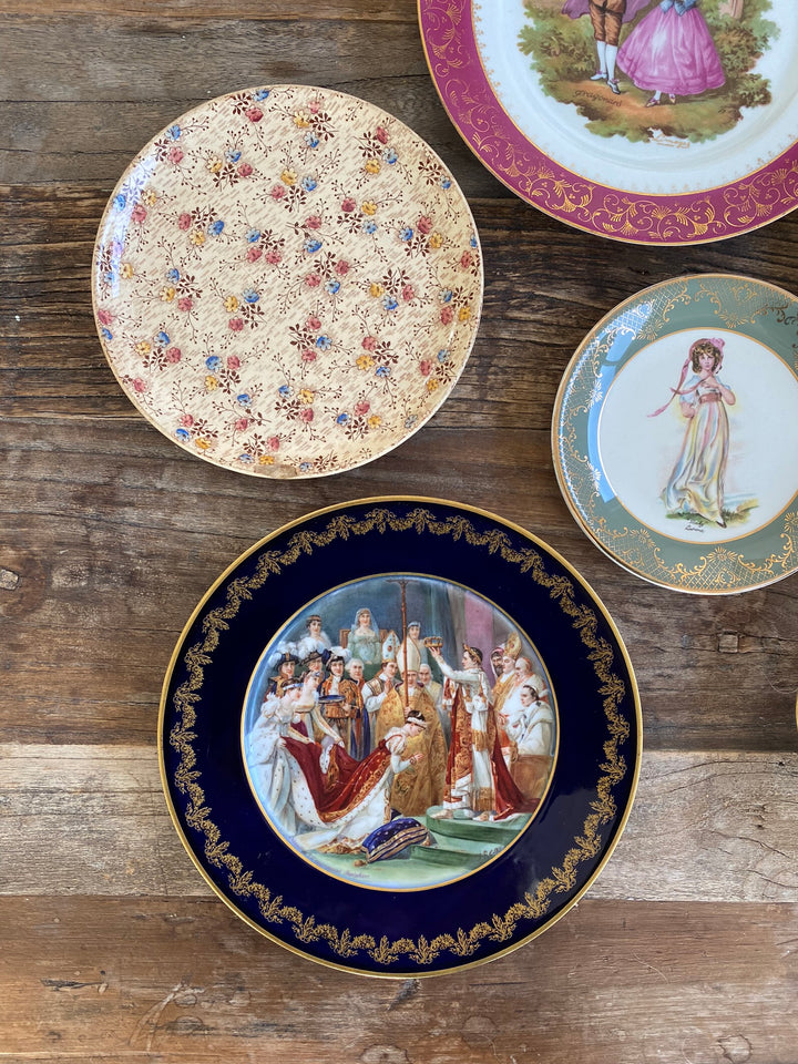 Assiettes vintages dépareillées tons roses et bleus