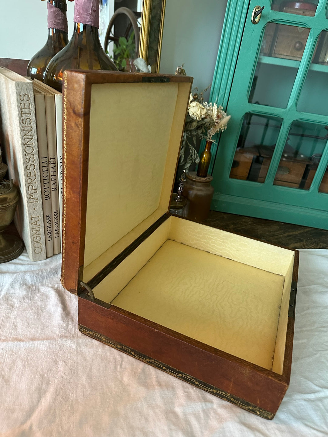 Boite recouverte de cuir avec plaque en métal argenté scène courtisane. Estimation fin 19eme - début 20ème